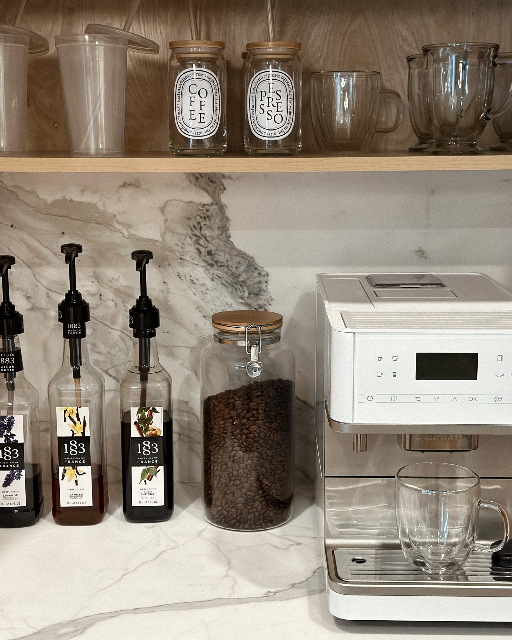 Fashion Jackson Coffee Bar Set Up Miele Coffee Machine, Coffee Beans Canister, To-Go coffee cups